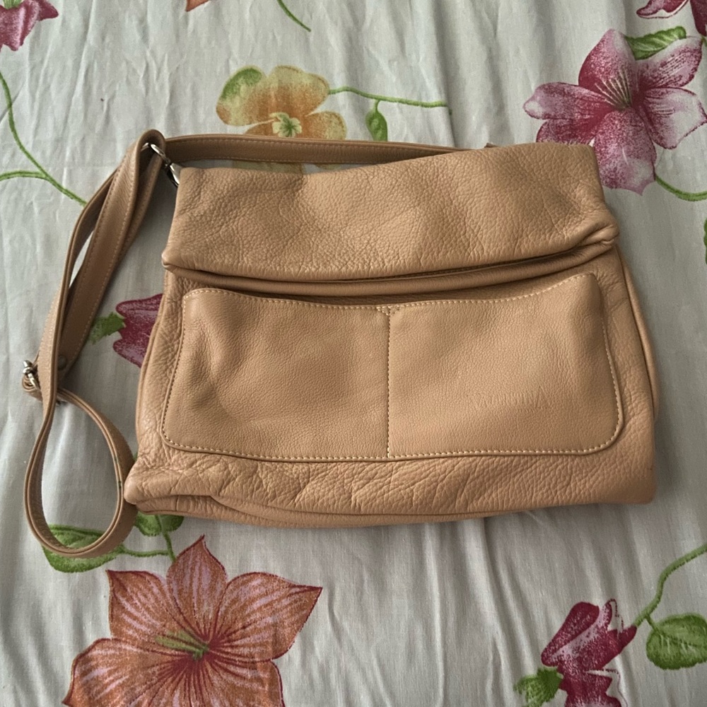 This is a never been worn beige satchel/tote. ✌🏾